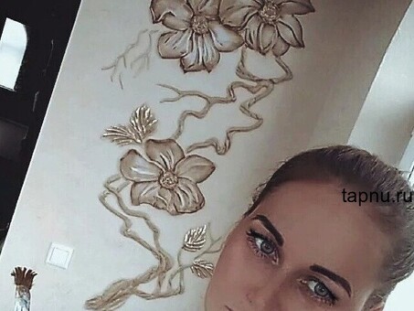 Барельеф на стене в Интерьере